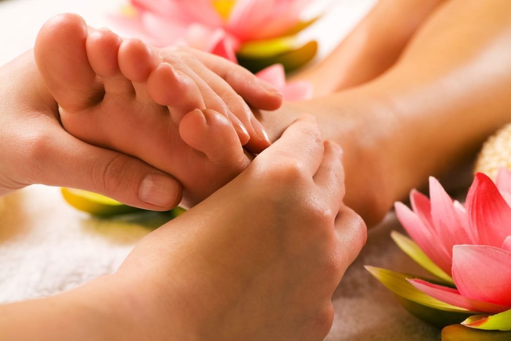 Terapeuta realizando técnica de reflexología podal
