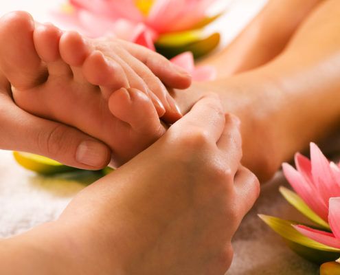 Terapeuta realizando técnica de reflexología podal