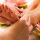 Terapeuta realizando técnica de reflexología podal
