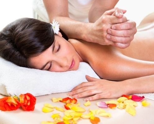 Terapeuta realizando un masaje balinés a una paciente